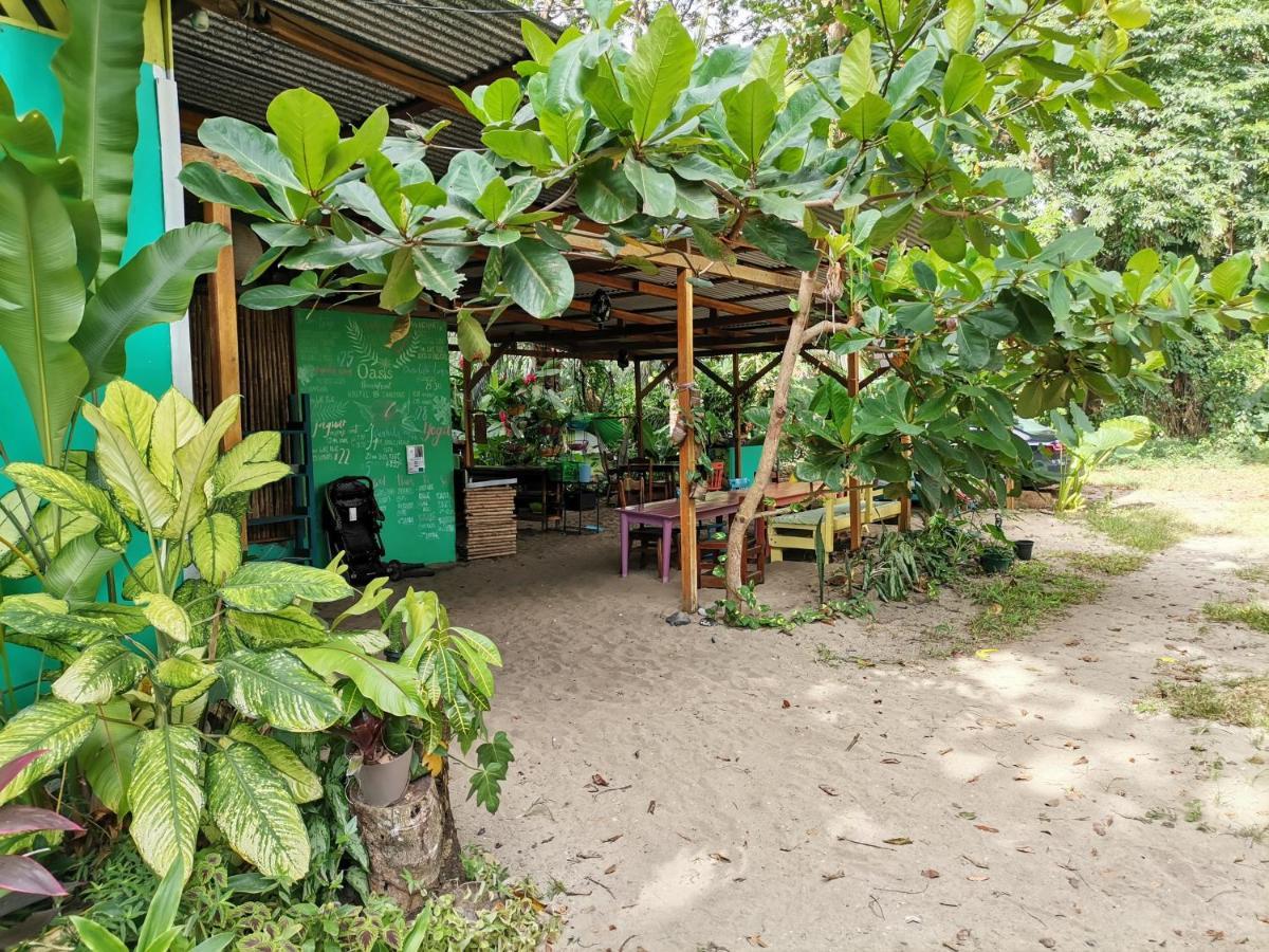 Oasis Beachfront Hostel Puerto Limon Exterior foto