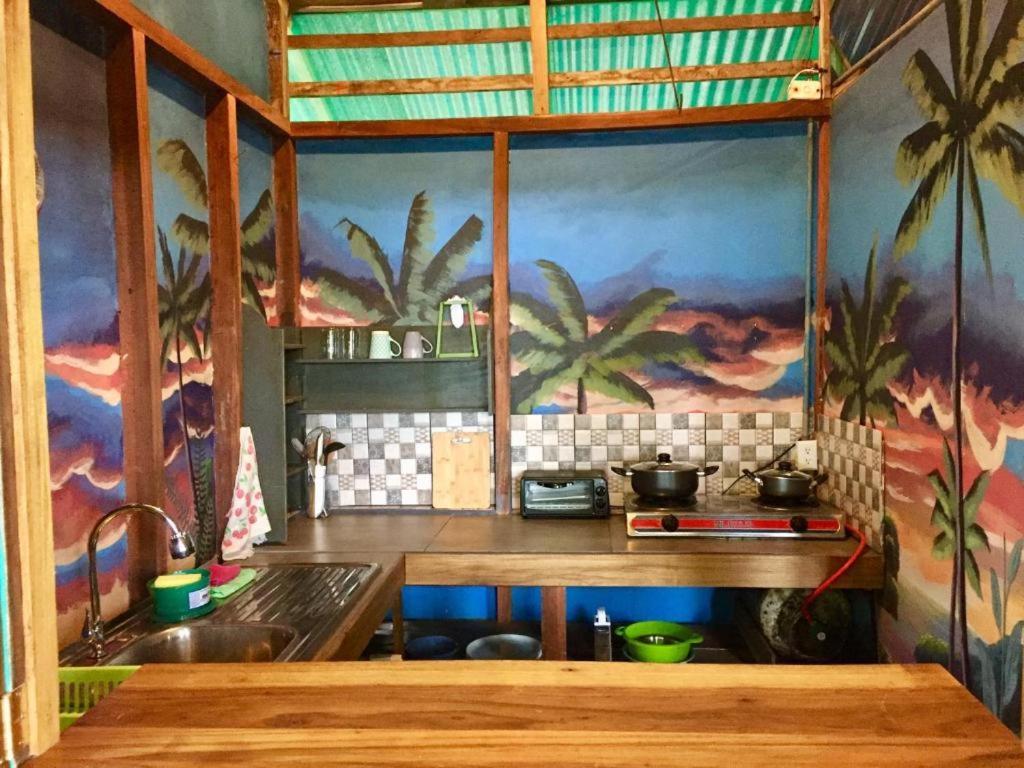 Oasis Beachfront Hostel Puerto Limon Exterior foto
